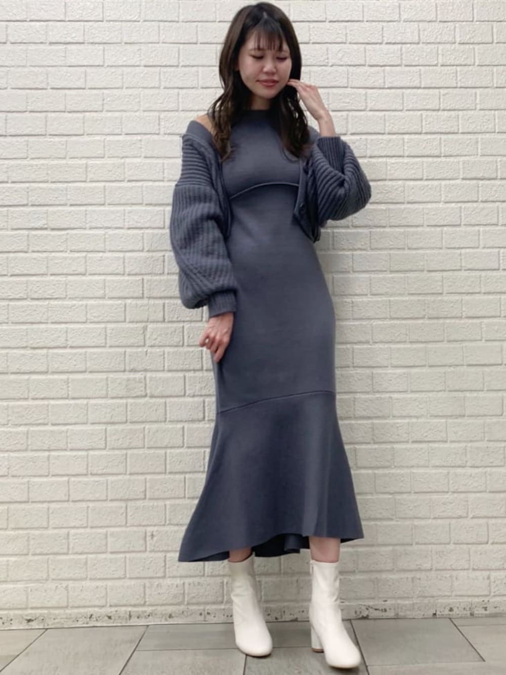 ホワイト系のその他シューズ、ブルー系のワンピースを着用したレディースの秋コーディネートの1枚目の写真