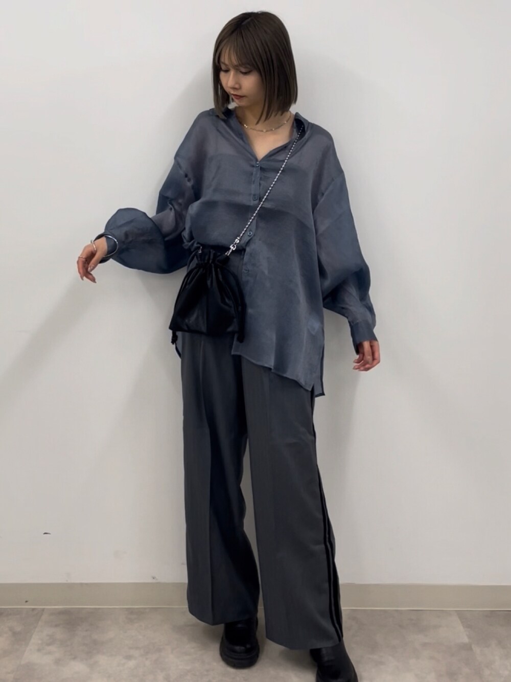 ブルー系のシャツ/ブラウス、ブラック系のショルダーバッグ、グレー系のその他パンツを着用したレディースの春コーディネートの1枚目の写真