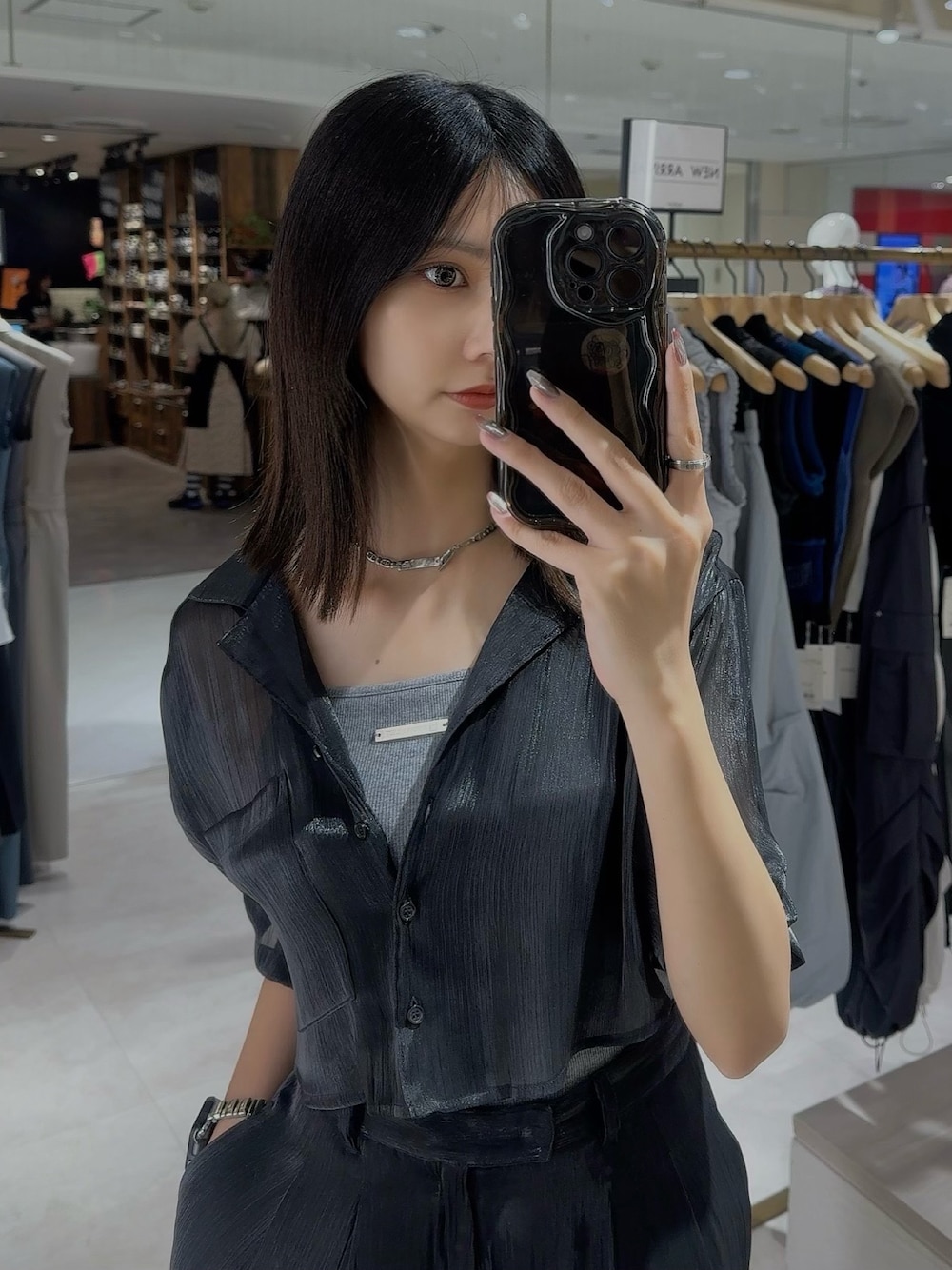 ブラック系のシャツ/ブラウス、ブラック系のその他パンツを着用したレディースの夏コーディネートの1枚目の写真