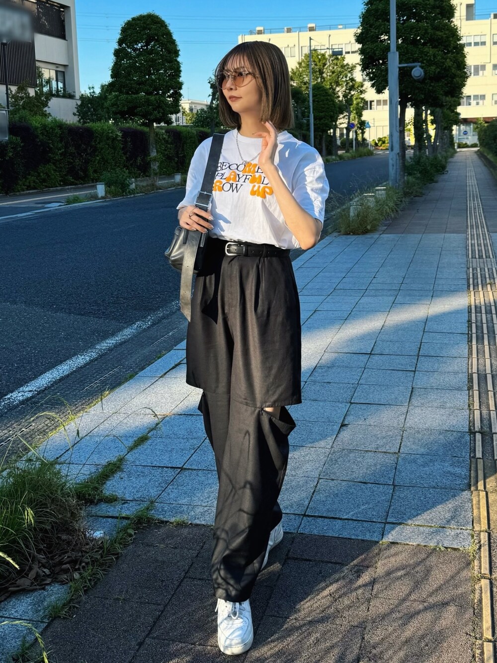 ホワイト系のTシャツ/カットソー、ブラック系のその他パンツを着用したレディースの春コーディネートの1枚目の写真