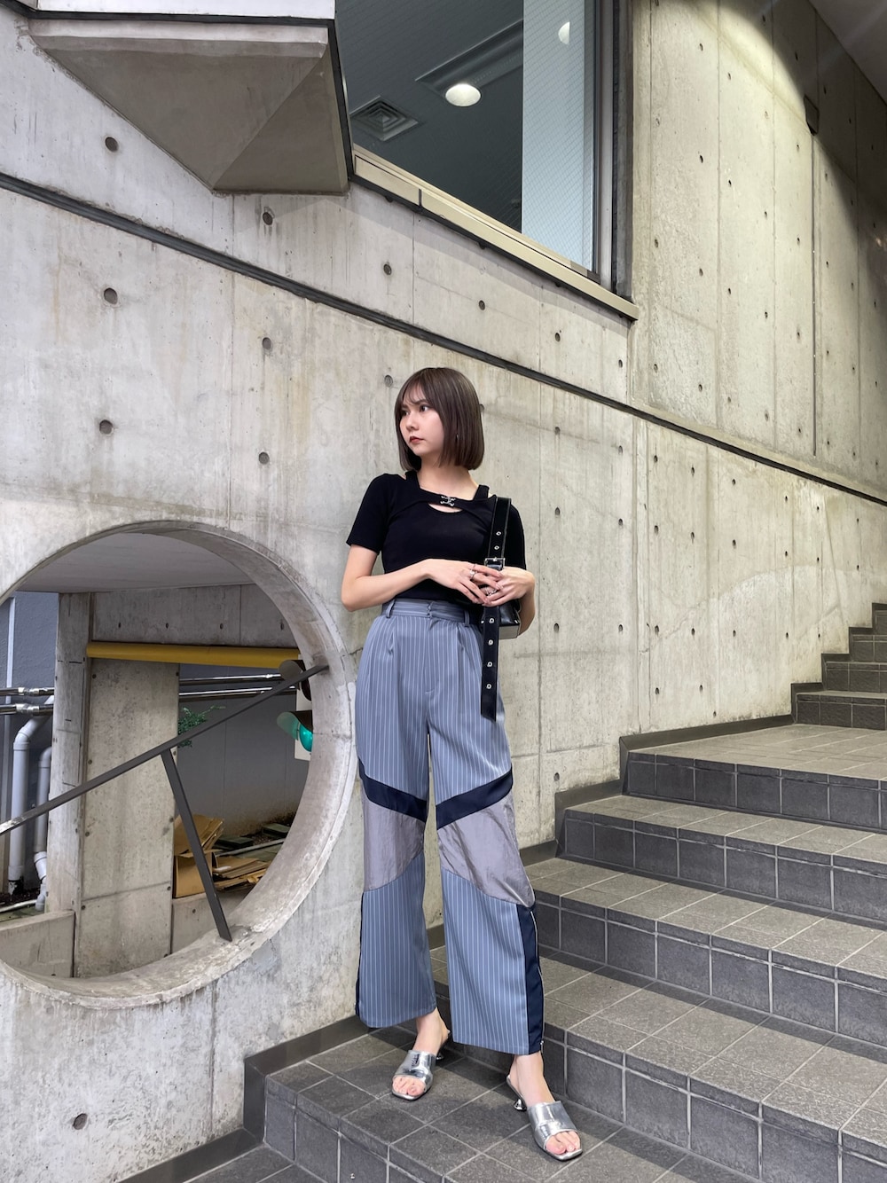 ブラック系のTシャツ/カットソー、グレー系のその他パンツを着用したレディースの夏コーディネートの1枚目の写真