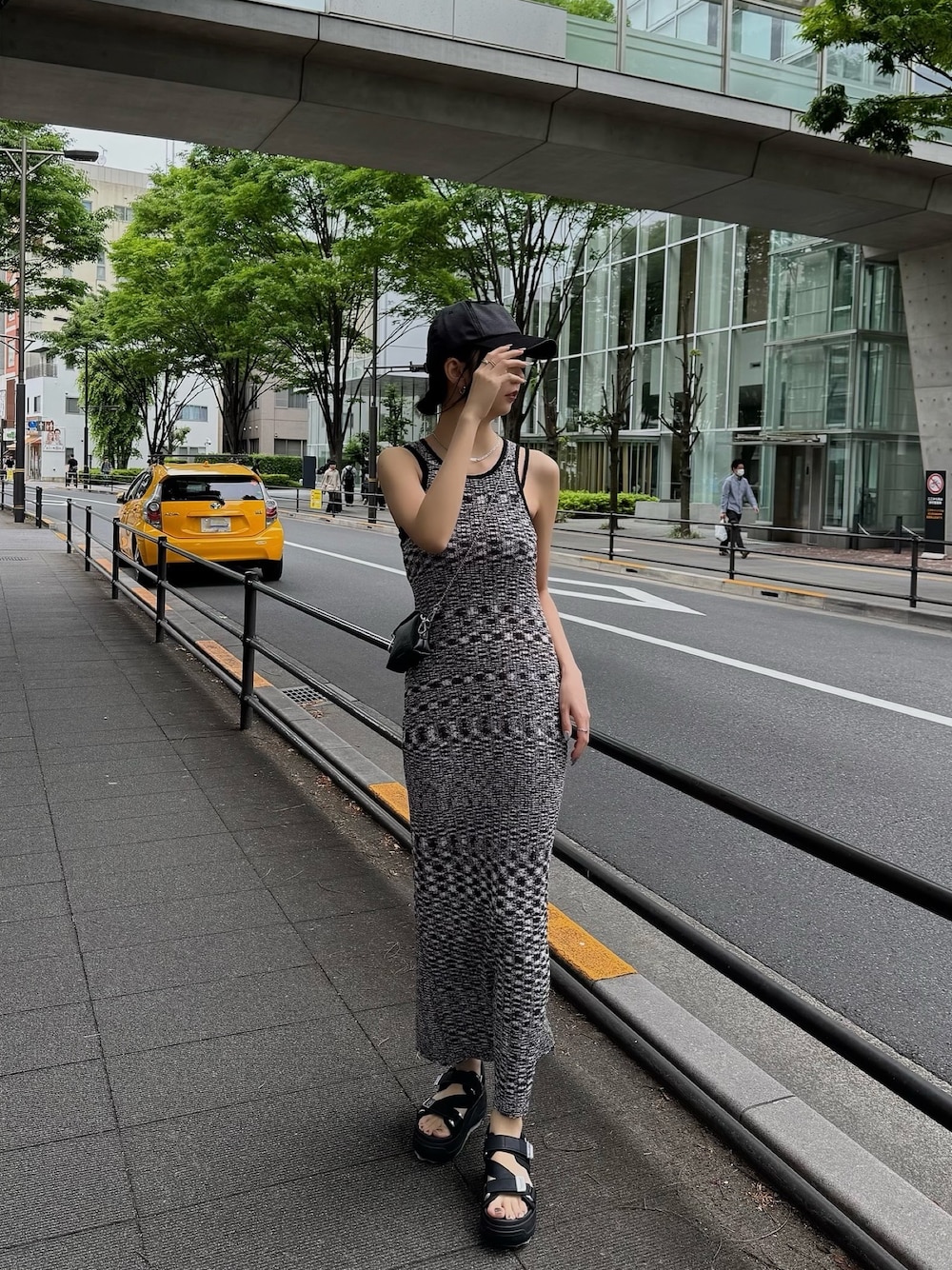 その他のワンピース、ブラック系のサンダル、ブラック系のキャップを着用したレディースの春コーディネートの1枚目の写真
