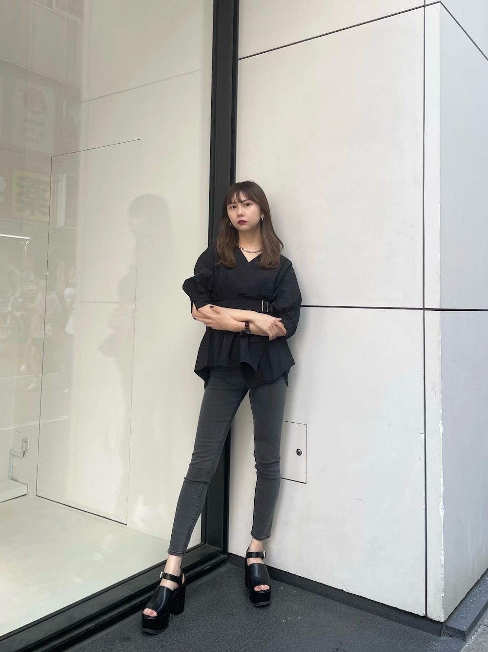 ブラック系のシャツ/ブラウス、グレー系のデニムパンツ、ブラック系のサンダルを着用したレディースの春コーディネートの1枚目の写真