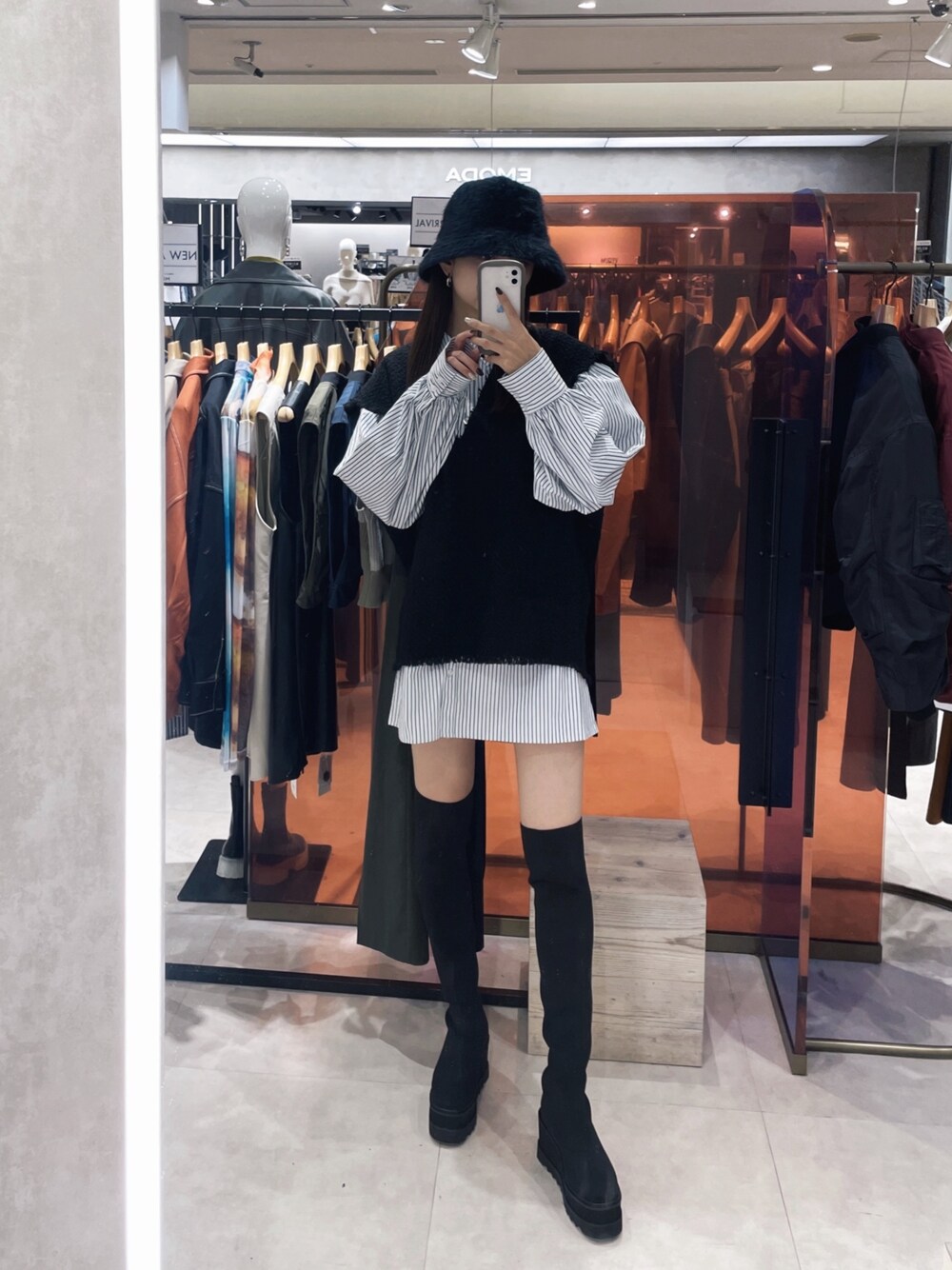 ブラック系のワンピース、ブラック系のブーツ、ブラック系のハットを着用したレディースの秋コーディネートの1枚目の写真