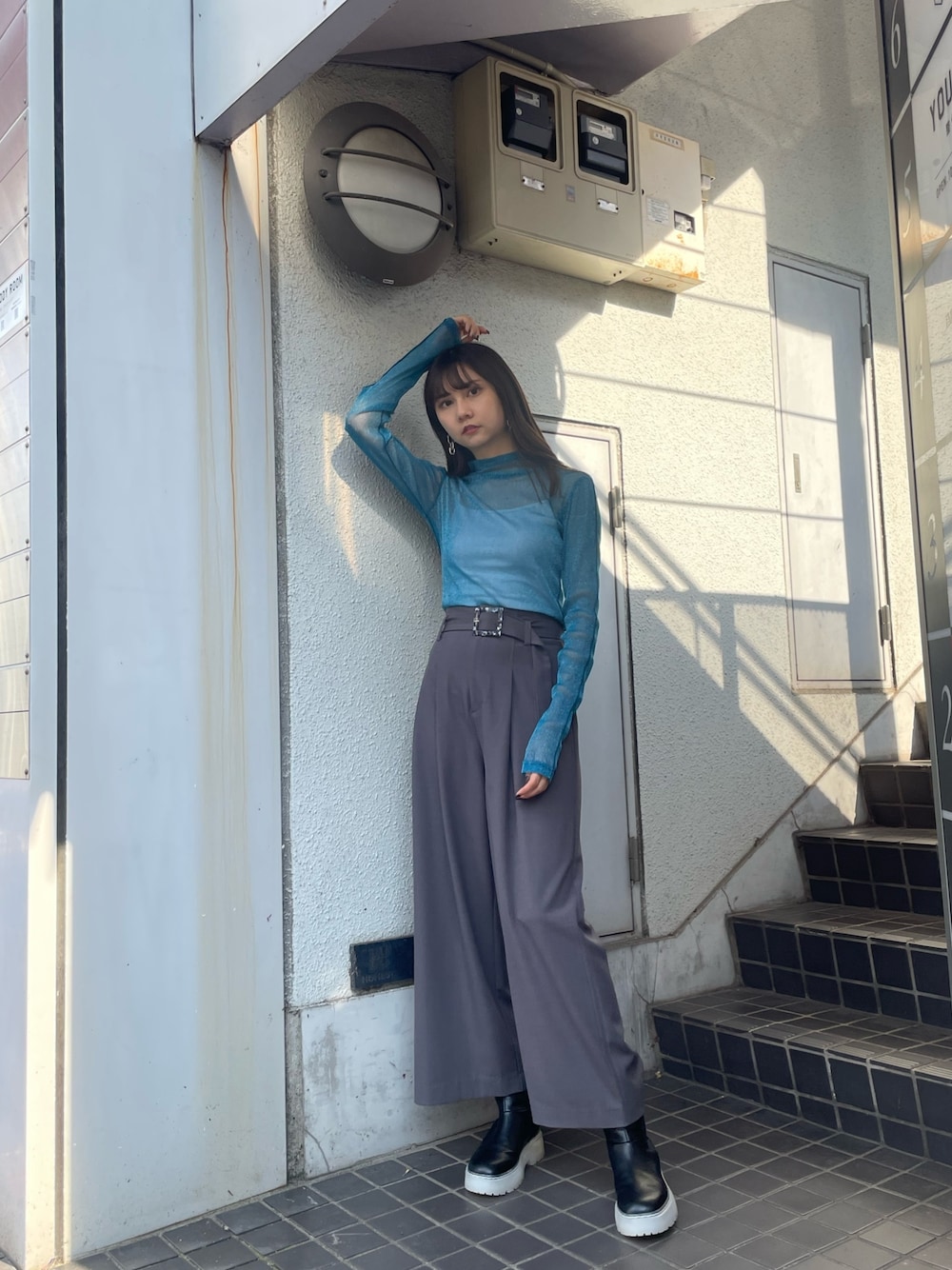 グレー系のスラックス、ブルー系のTシャツ/カットソー、ブラック系のブーツを着用したレディースの夏コーディネートの1枚目の写真