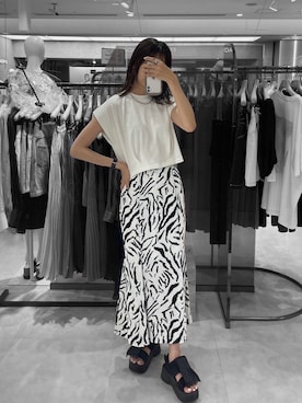 「MURUA（ムルーア）のバックスリットハイウエストマーメイドスカート（スカート）」を使った、桂束咲さん（レディース・170cm）の夏コーディネート