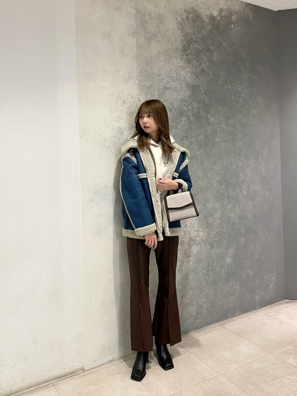 「murua_snap、今季トレンド、#ムルーア、fashion、ファッション小物、カジュアル、選抜１、#今日のコーデ、#murua_by_staff、#ファッション、murua」｜「MURUAのロゴショートパーカー（パーカー、ホワイト系）」を使った、桂束咲さん（レディース・170cm）の秋コーディネートの1枚目の写真