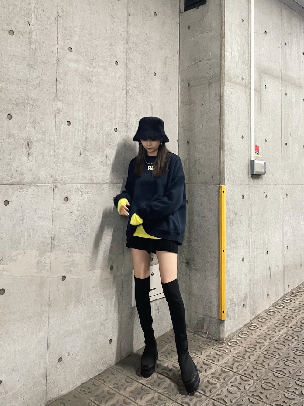 ブルー系のスウェット、イエロー系のTシャツ/カットソー、ブラック系のブーツを着用したレディースの秋コーディネートの1枚目の写真