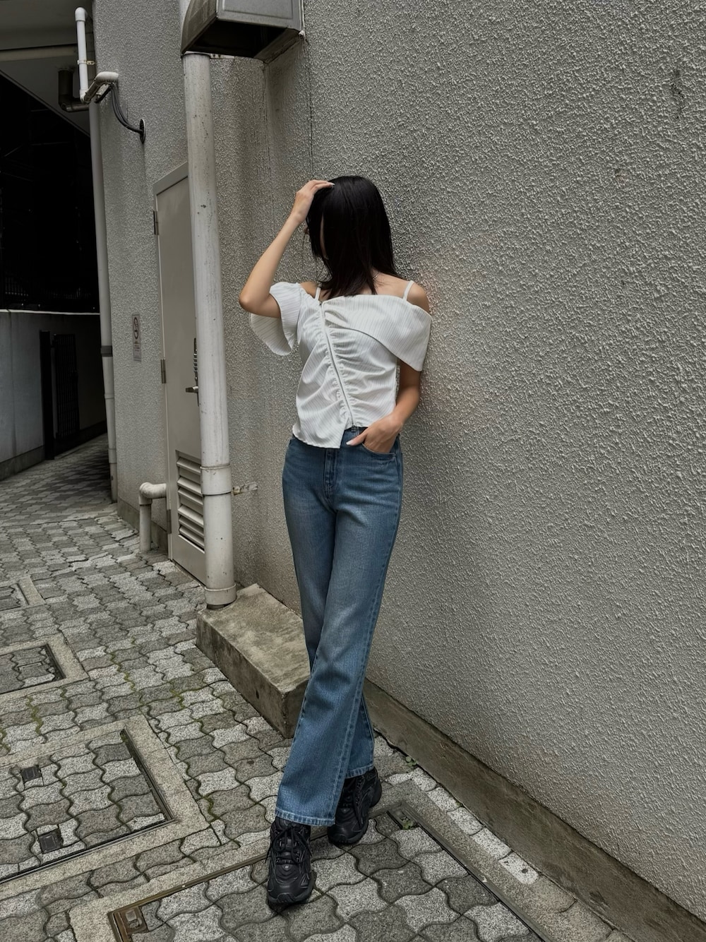 ホワイト系のシャツ/ブラウス、ブルー系のデニムパンツを着用したレディースの夏コーディネートの1枚目の写真