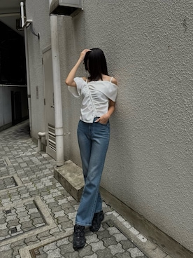 デニムパンツを使った「ブラウス×デニム」の人気ファッション
