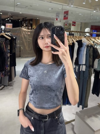 「MURUA（ムルーア）のクロップドシアーベロアTシャツ（Tシャツ/カットソー）」を使った、桂束咲さん（レディース・170cm）の夏コーディネート