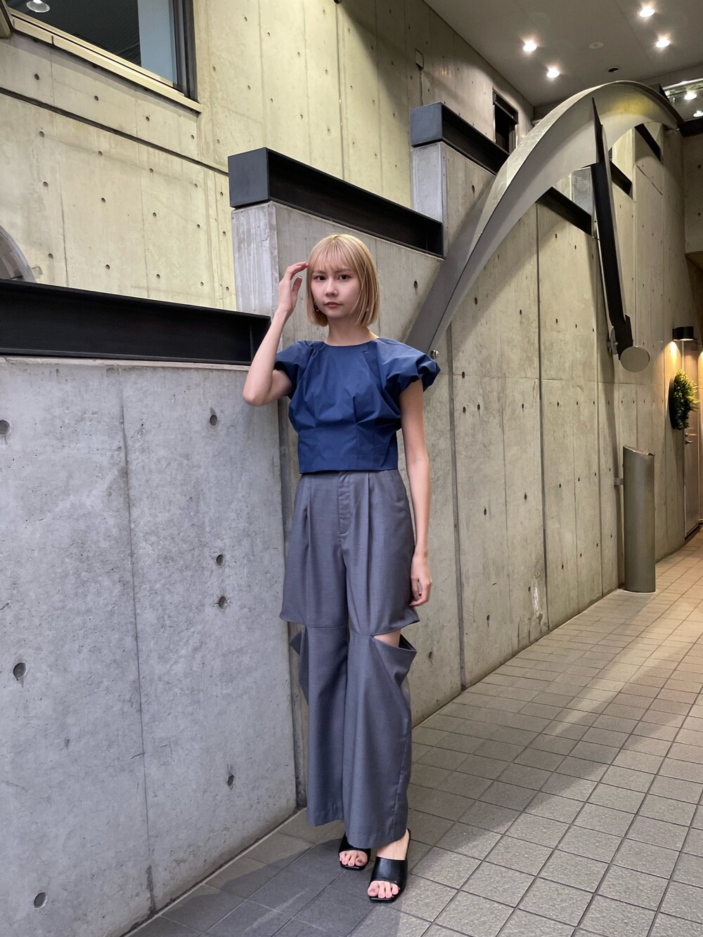 グレー系のその他パンツ、ブルー系のシャツ/ブラウスを着用したレディースの冬コーディネートの1枚目の写真