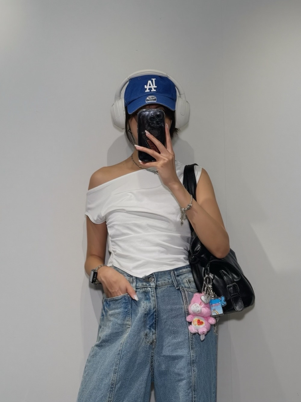 ホワイト系のTシャツ/カットソー、その他のデニムパンツを着用したレディースの夏コーディネートの1枚目の写真