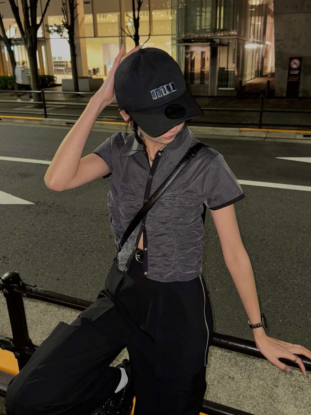 ブラック系のシャツ/ブラウス、ブラック系のスラックス、ブラック系のスニーカーを着用したレディースの春コーディネートの1枚目の写真