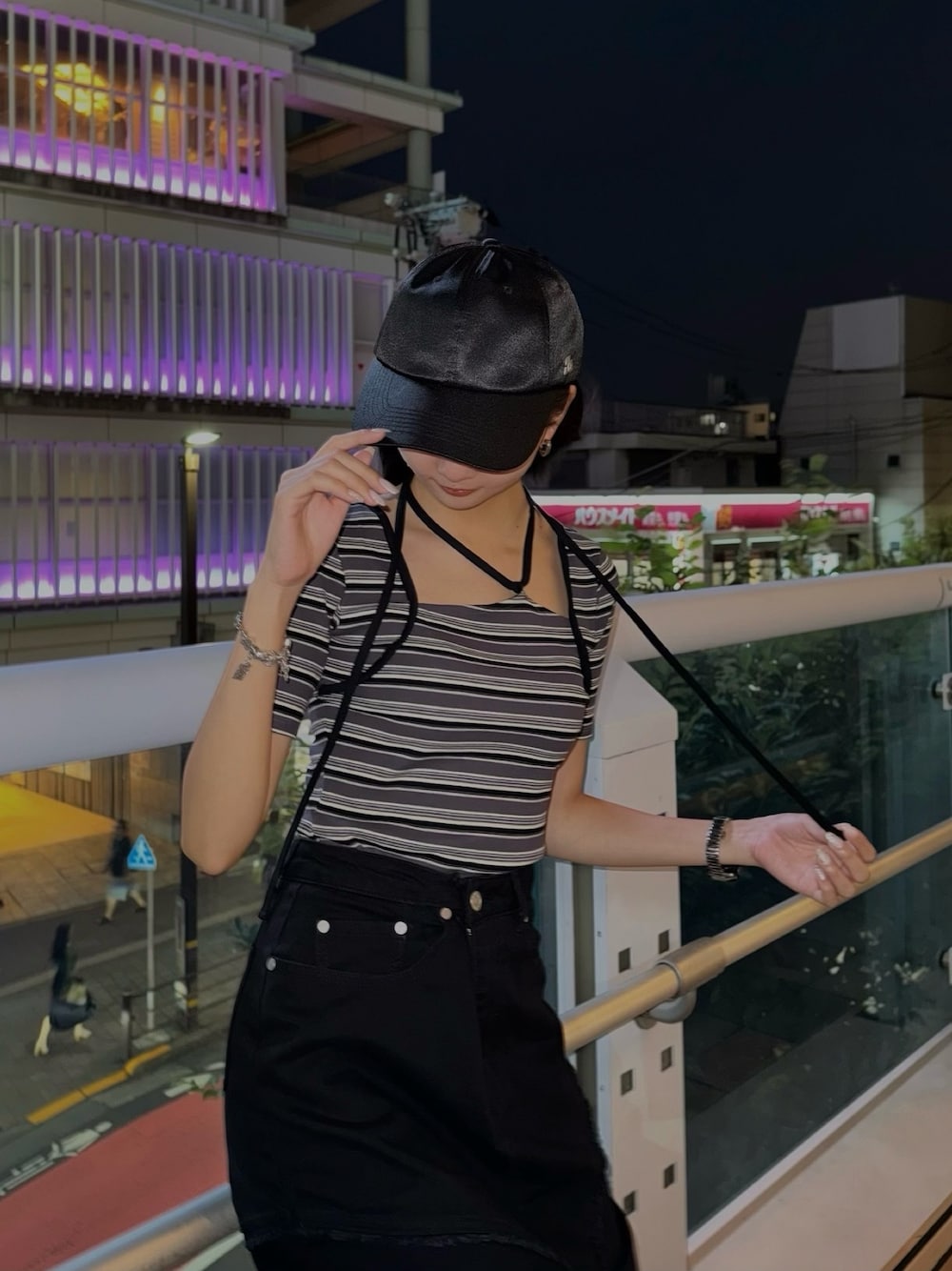 その他のTシャツ/カットソー、ブラック系のデニムスカート、ブラック系のキャップを着用したレディースの夏コーディネートの1枚目の写真