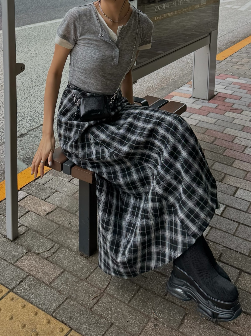 桂束咲さんの「【WEB限定】チェックフレアスカート（MURUA）」を使ったコーディネートの1枚目の写真