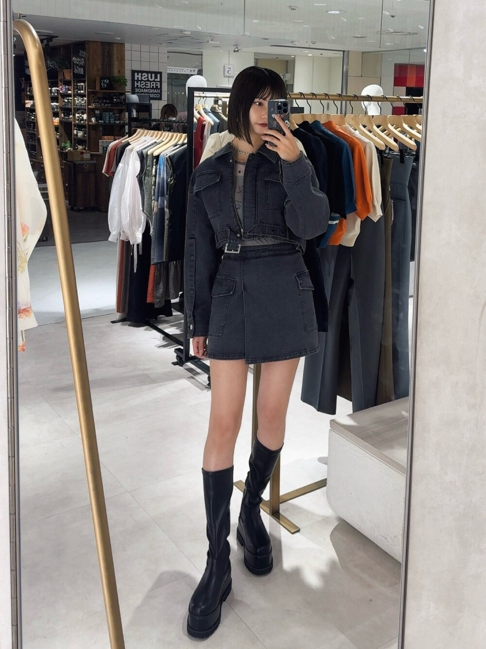 ブラック系のデニムジャケット、ブラック系のスカート、ブラック系のTシャツ/カットソーを着用したレディースの秋コーディネートの1枚目の写真