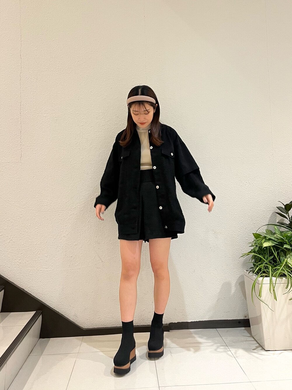 「セットアップ、ツイード、ツイードジャケット、ツイードパンツ、デニムジャケット、ジャケット、ショートパンツ、キュロット、ハイウエスト、ソックスブーツ、厚底シューズ、ブラックコーデ、フェミニン、デートコーデ、ムルーア(MURUA)」｜「MURUAのツイードミックスオーバージャケット（ブルゾン、ブラック系）」を使った、三木田真澄さん（レディース・159cm）の冬コーディネートの1枚目の写真
