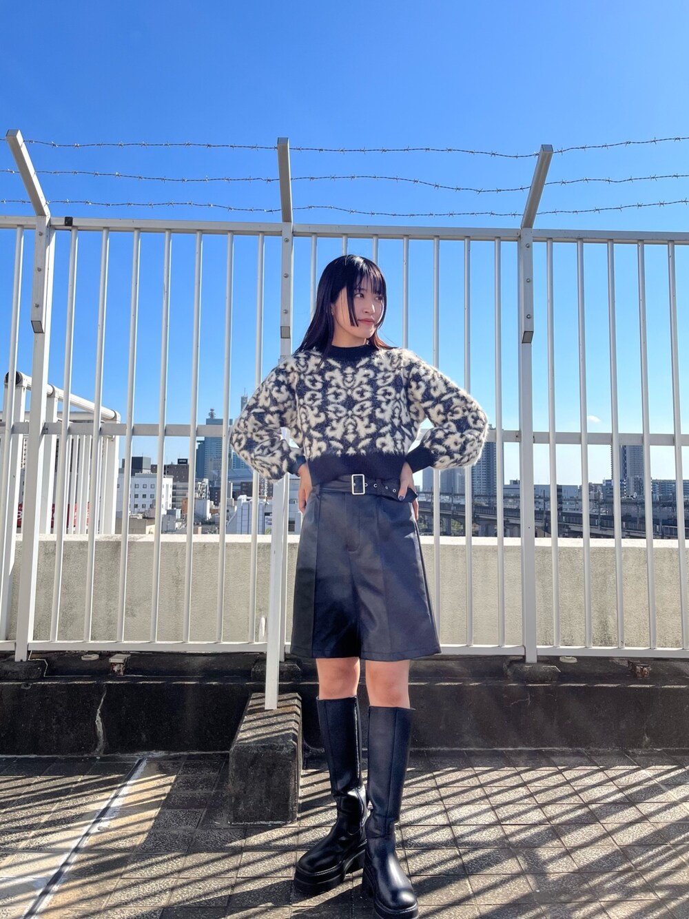 ブラック系のニット/セーター、ブラック系のその他パンツ、ブラック系のブーツを着用したレディースの秋コーディネートの1枚目の写真