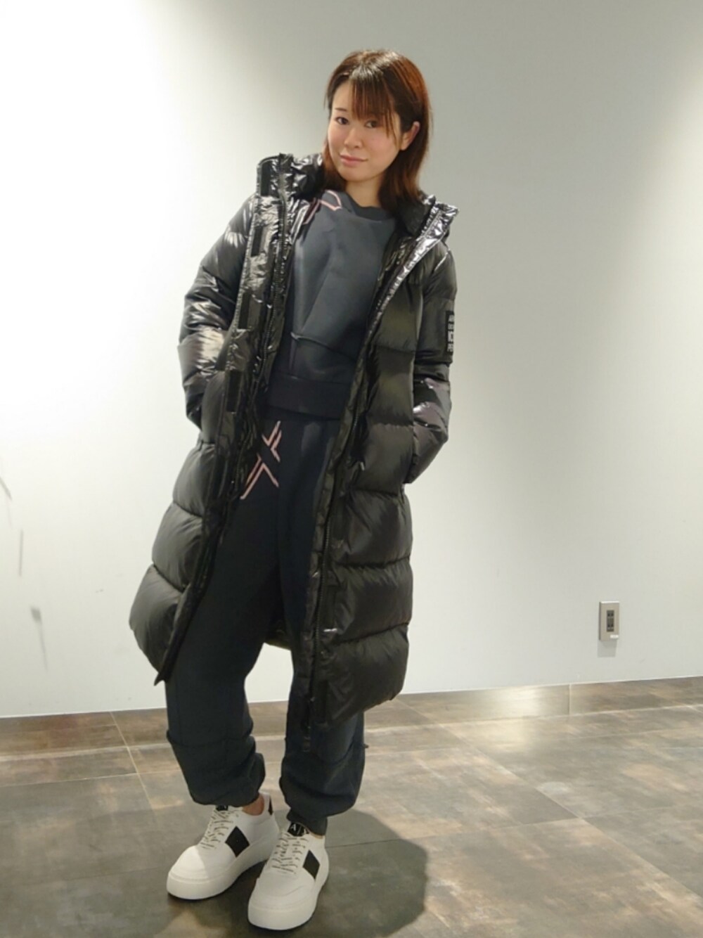 「オトナカジュアル、おしゃれさんと繋がりたい、アウターコーデ、冬ファッション、低身長女子、スニーカー、冬のコーデ、ロングコート、ジャージ、セットアップ、スニーカーコーデ、ラフ、アルマーニエクスチェンジ、ARMANIEXCHANGE、armaniexchange」｜「ARMANI EXCHANGEの【A|X アルマーニ エクスチェンジ】バイカラーレースアップスニーカー（スニーカー、ホワイト系）」を使った、KNKさん（レディース・153cm）の秋コーディネートの1枚目の写真