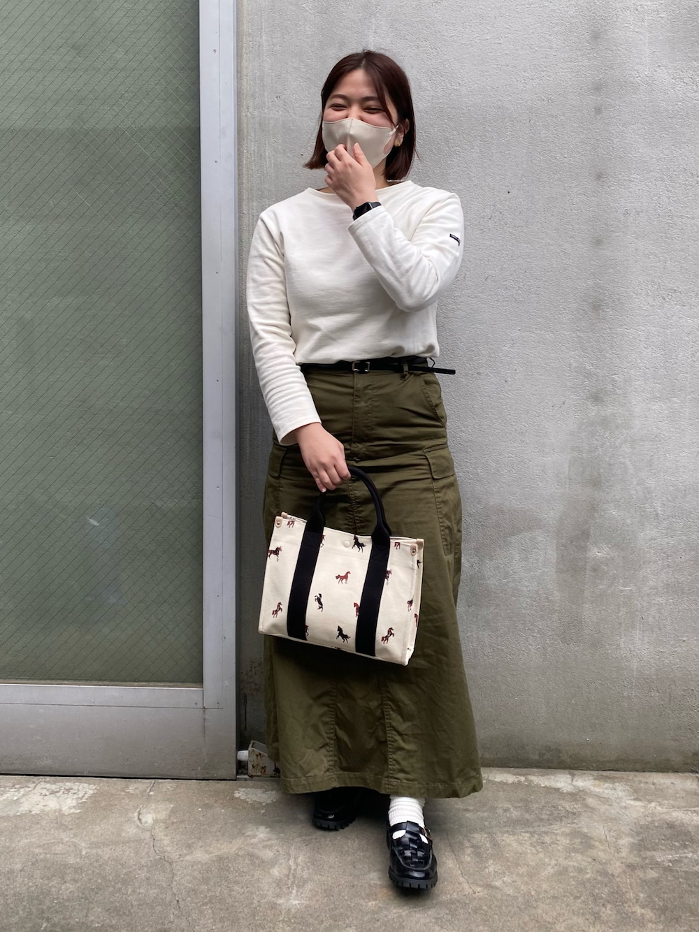「春コーデ、オトナカジュアル、春服コーデ、トートバッグ、馬」｜「russetの【ZOZOTOWN限定】トートバッグ (WOODLANDER CANVAS)/ (CE-601-WEB)（トートバッグ、ホワイト系）」を使った、moticoooさん（レディース・159cm）の春コーディネートの1枚目の写真