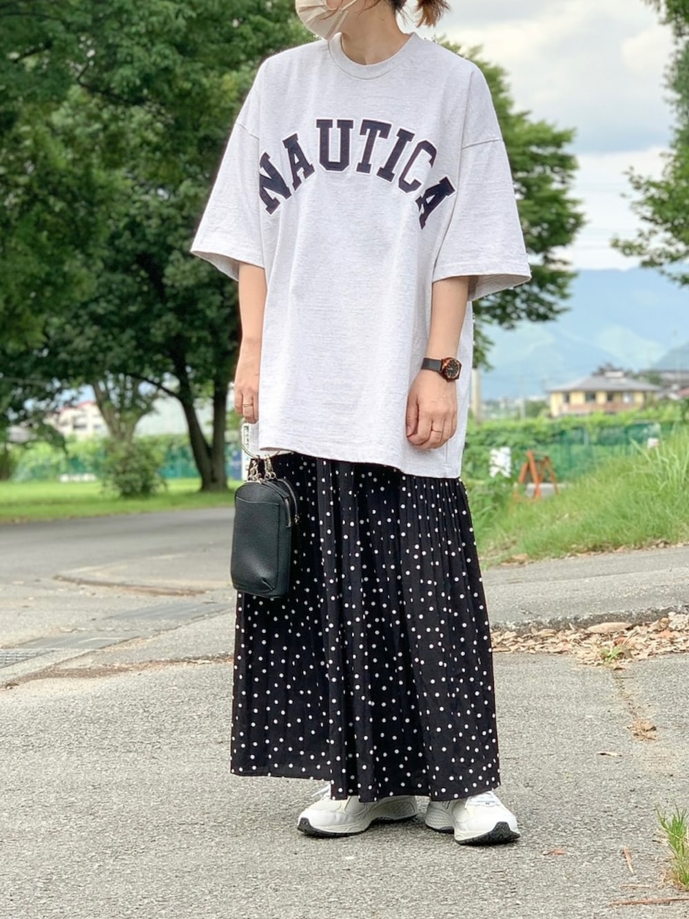 「キャップ、キャップ女子、ロゴT、ロゴスウェット、プリーツスカート、ドットスカート、ロングスカート、ダッドスニーカー、白スニーカー、モノトーンコーデ、メンズライク、ゆるだぼ、ビッグシルエット、みんなの白Tフェス、休日スタイル」｜「NEW ERAのニューエラ キャップ 9TWENTY 高橋愛（キャップ、ブラック系）」を使った、にこ。さん（レディース・165cm）の夏コーディネートの1枚目の写真