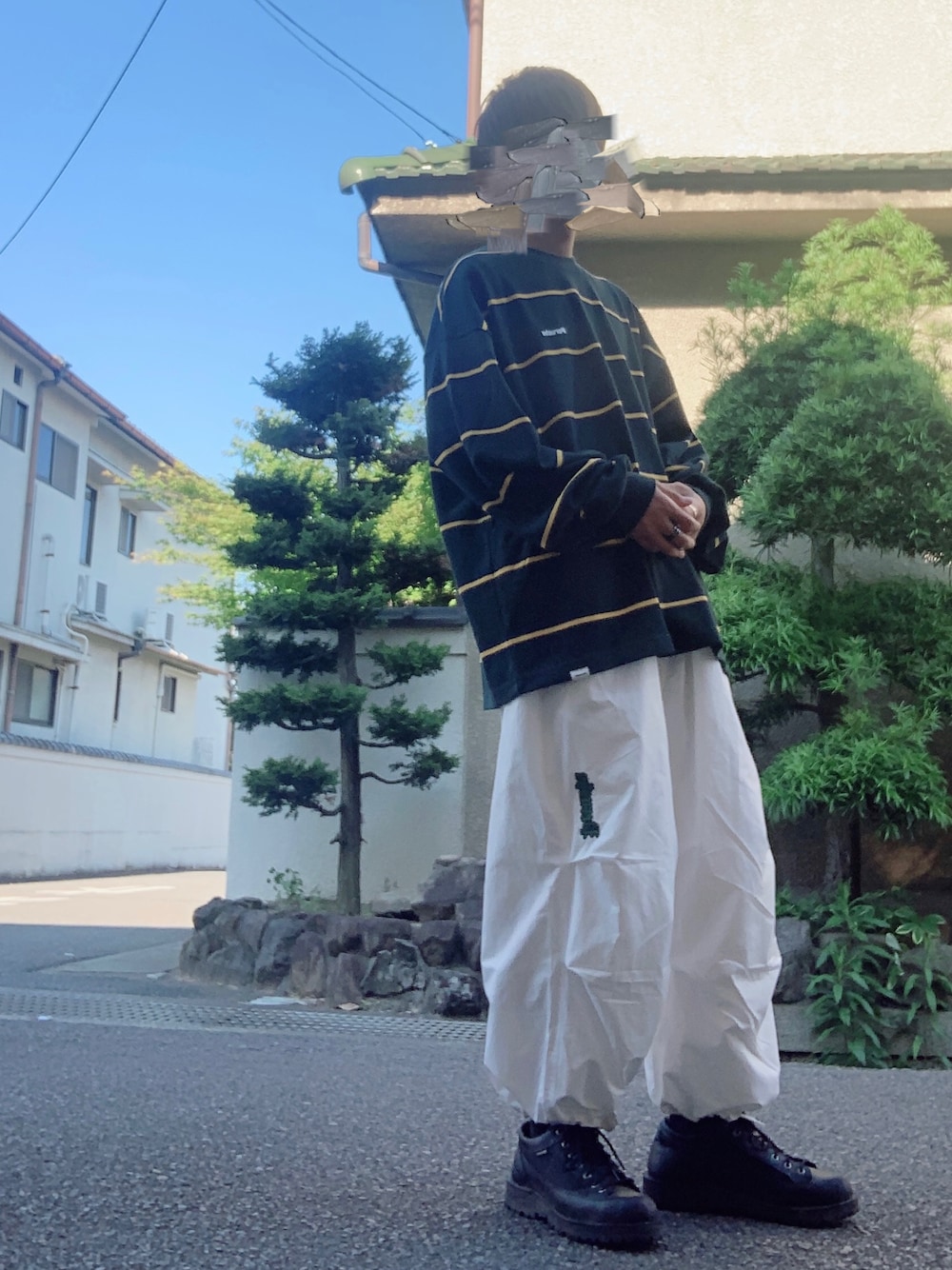 「休日スタイル、大人カジュアル、オーバーサイズ、お洒落さんとつながりたい、韓国ファッション、グリーン、服好きな人と繋がりたい、カジュアル、カジュアルコーデ、白パンツ、ボーダーTシャツ、スニーカー、休日コーデ、perushu」｜「PerushuのレトロボーダーロンT（Tシャツ/カットソー、グリーン系）」を使った、U Tさん（メンズ・170cm）の春コーディネートの1枚目の写真