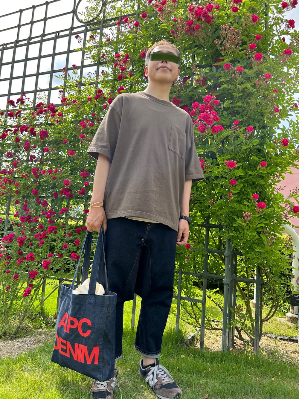 「お出かけコーデ日記、休日スタイル、大人コーデ、マニュアルアルファベット、コムデギャルソン、COMME des GARCONS、APC、ニューバランス」｜「MANUAL ALPHABETのアイテム（Tシャツ/カットソー、ブラウン系）」を使った、ヨッシーノさん（メンズ・169cm）の春コーディネートの1枚目の写真
