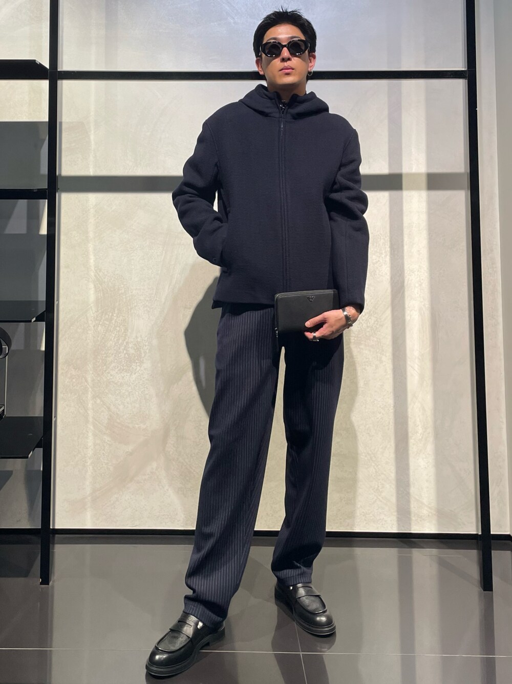 「エンポリオアルマーニ、EMPORIO ARMANI、アウター、ブルゾン、ブレス、財布、サングラス、秋服、大人コーデ、休日コーデ、おしゃれさんと繋がりたい、今日のコーデ、カジュアルコーデ、シンプル、ビッグシルエット」｜「EMPORIO ARMANIの【エンポリオ アルマーニ】フード付きジップアップブルゾン チャンキーウール ヘリンボーン レリーフパターン（ブルゾン、ブルー系）」を使った、IBUKIさん（メンズ・182cm）の秋コーディネートの1枚目の写真