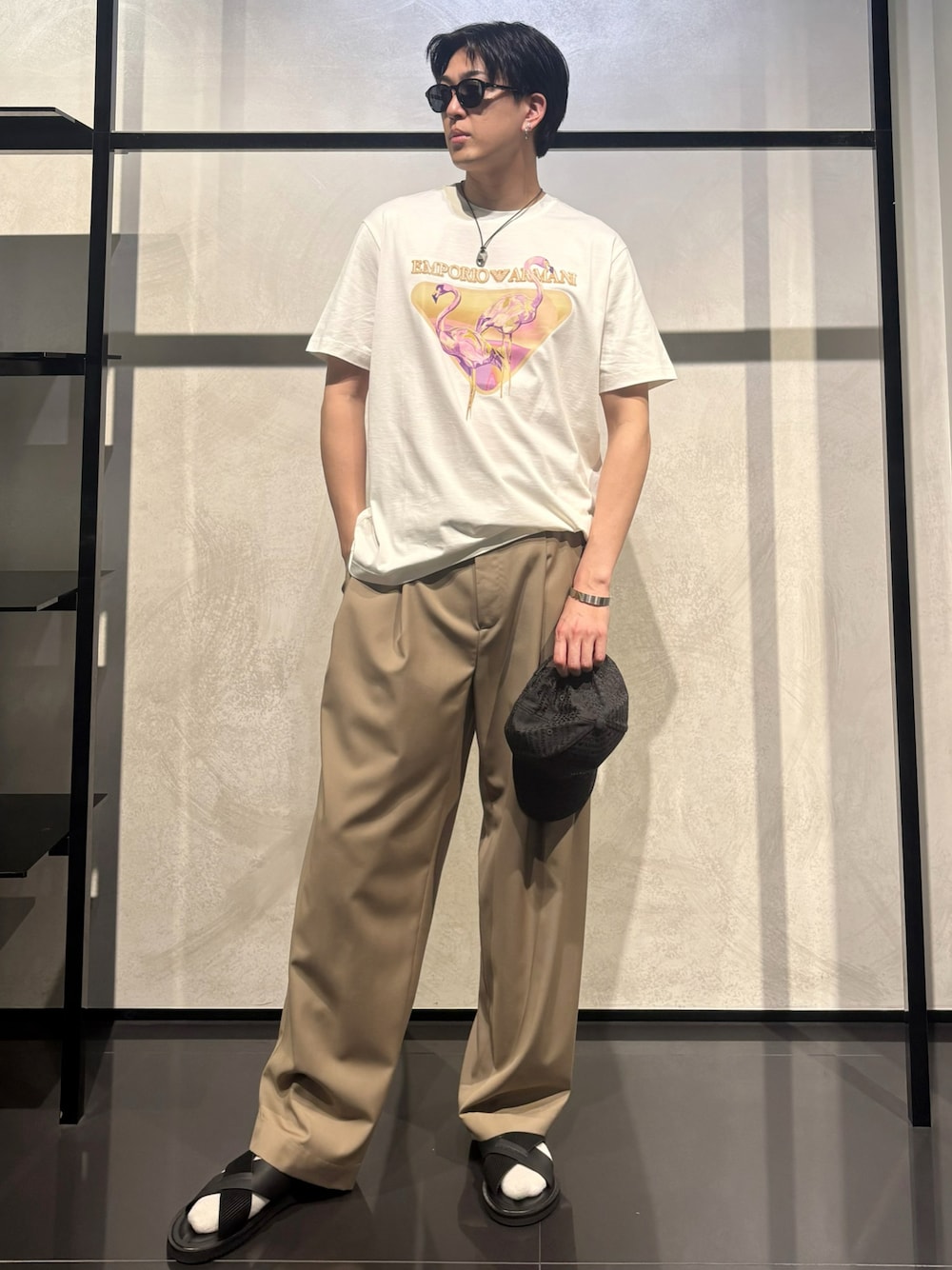 「エンポリオアルマーニ、EMPORIO ARMANI、シンプルコーデ、シンプル、Tシャツ、スラックス、サンダル、キャップ、春色、ネックレス、ブレスレット、バングル、オトナカジュアル、メンズファッション、ラフコーデ」｜「EMPORIO ARMANIの【エンポリオ アルマーニ】ステンレススチールペンダント(2-Tone)_EGS3170040（ネックレス、その他）」を使った、IBUKIさん（メンズ・182cm）の春コーディネートの1枚目の写真