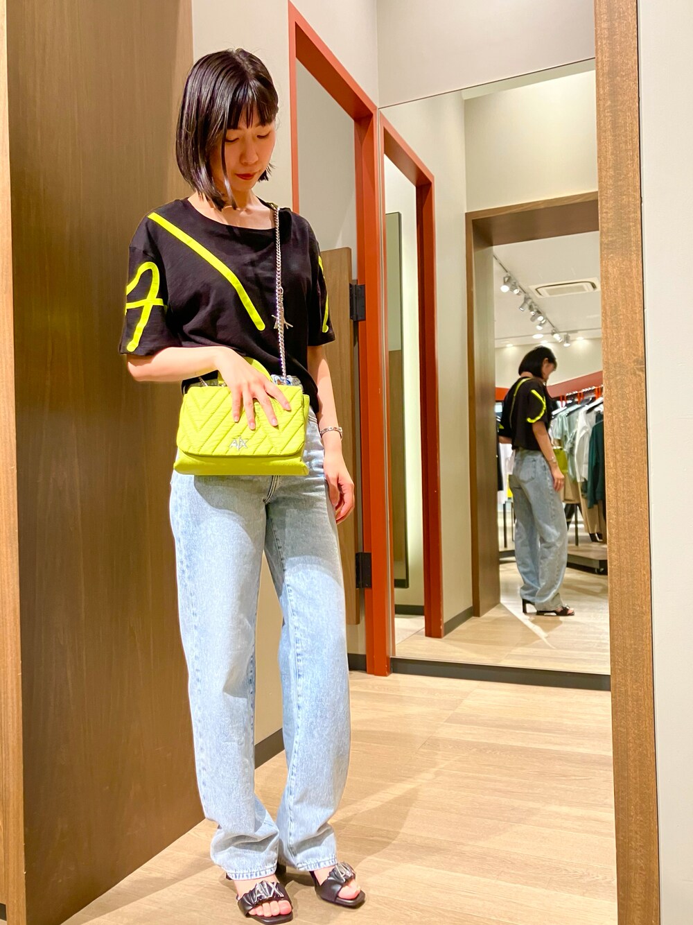 「カジュアルコーデ、アルマーニエクスチェンジ、AXchanger、AXchange、armaniexchange、デニムパンツ、みじか丈、サンダル、ミュール」｜「ARMANI EXCHANGEの【A|X アルマーニ エクスチェンジ】ライトブルーデニムパンツ_J90 STRAIGHT（デニムパンツ、ブルー系）」を使った、TANAYURIさん（レディース・166cm）の春コーディネートの1枚目の写真