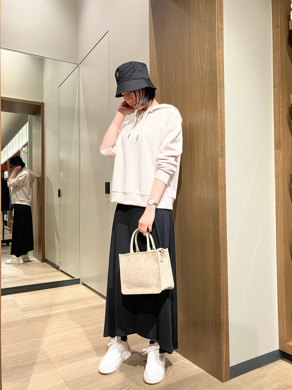 「黒ワンピース、ワンピース、バゲットハット、AXchanger、AXchange、armaniexchange、アルマーニエクスチェンジ、ラクチンコーデ、春コーデ、シロスニーカー、スニーカー、ハンドバッグ」｜「ARMANI EXCHANGEの【A|X アルマーニ エクスチェンジ】LAYLA　オールオーバーロゴ　ボックスミニハンドバッグ（ハンドバッグ、ベージュ系）」を使った、TANAYURIさん（レディース・166cm）の春コーディネートの1枚目の写真