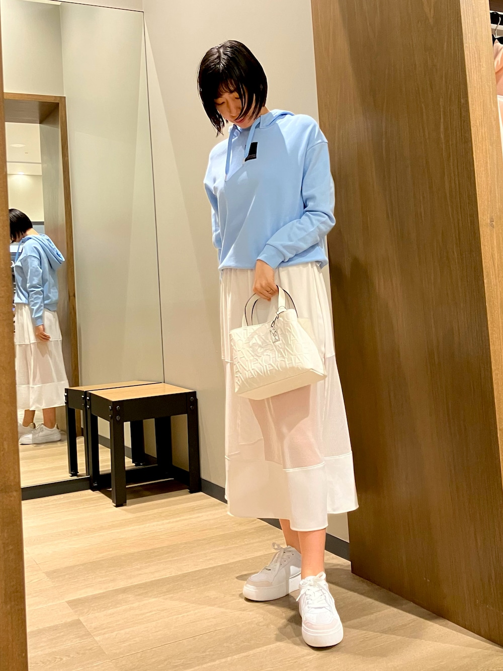 「大人かわいい、AXchanger、AXchange、アルマーニエクスチェンジ、armaniexchange、ARMANIEXCHANGE、スニーカーコーデ、カラーコーデ、春コーデ、春色、ワンピース×スニーカー、ブルー、パーカー、ハンドバッグ」｜「ARMANI EXCHANGEの【A|X アルマーニ エクスチェンジ】ロゴパッチ付き　フーデッドスウェットパーカー（スウェット、ブルー系）」を使った、TANAYURIさん（レディース・166cm）の春コーディネートの1枚目の写真