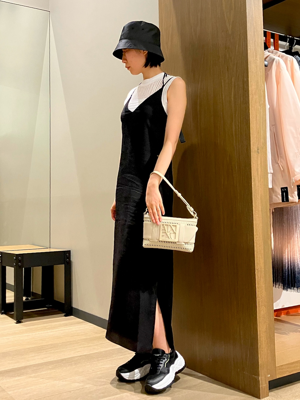 「アルマーニエクスチェンジ、大人カジュアル、armaniexchange、AXchange、AXchanger、ARMANIEXCHANGE、キャミワンピ、モノトーン」｜「ARMANI EXCHANGEの【A|X アルマーニ エクスチェンジ】ボリュームソールスニーカー（スニーカー、ブラック系）」を使った、TANAYURIさん（レディース・166cm）の夏コーディネートの1枚目の写真