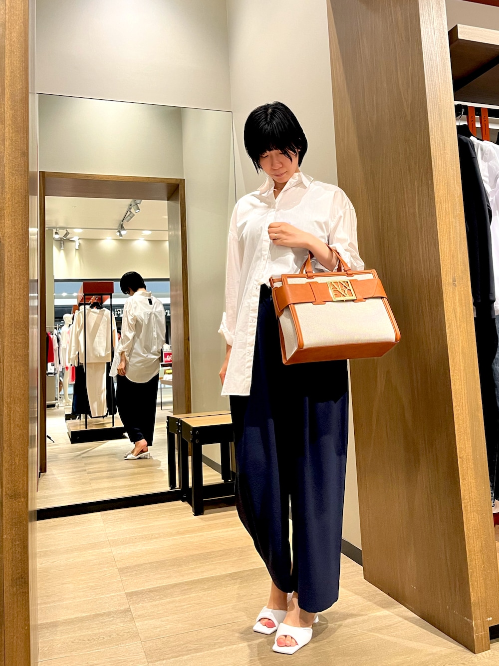 「きれいめカジュアル、アルマーニエクスチェンジ、armaniexchange、ARMANIEXCHANGE、AXchange、AXchanger、ハンドバッグ、キャンバスバッグ、サンダル、スラックス、シャツスタイル」｜「ARMANI EXCHANGEの【A|X アルマーニ エクスチェンジ】BOXロゴバックル　ミディアムハンドバッグ（キャンパス）（ハンドバッグ、ブラウン系）」を使った、TANAYURIさん（レディース・166cm）の夏コーディネートの1枚目の写真