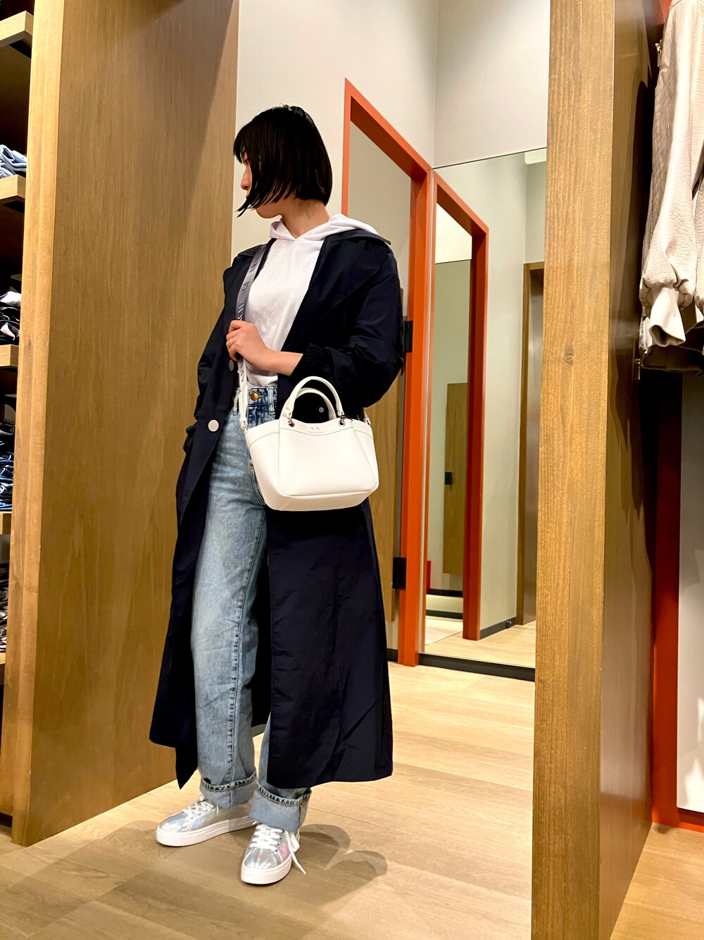 「トレンチコート、春コーデ、オトナカジュアル、ストレートデニム、フーディー、ショルダーバッグ、スニーカーコーデ、AXchanger、AXchange、アルマーニエクスチェンジ、armaniexchange、ALLDAYACTIVE」｜「ARMANI EXCHANGEの【A|X アルマーニ エクスチェンジ】ホログラム　レースアップスニーカー（スニーカー、その他）」を使った、TANAYURIさん（レディース・166cm）の春コーディネートの1枚目の写真