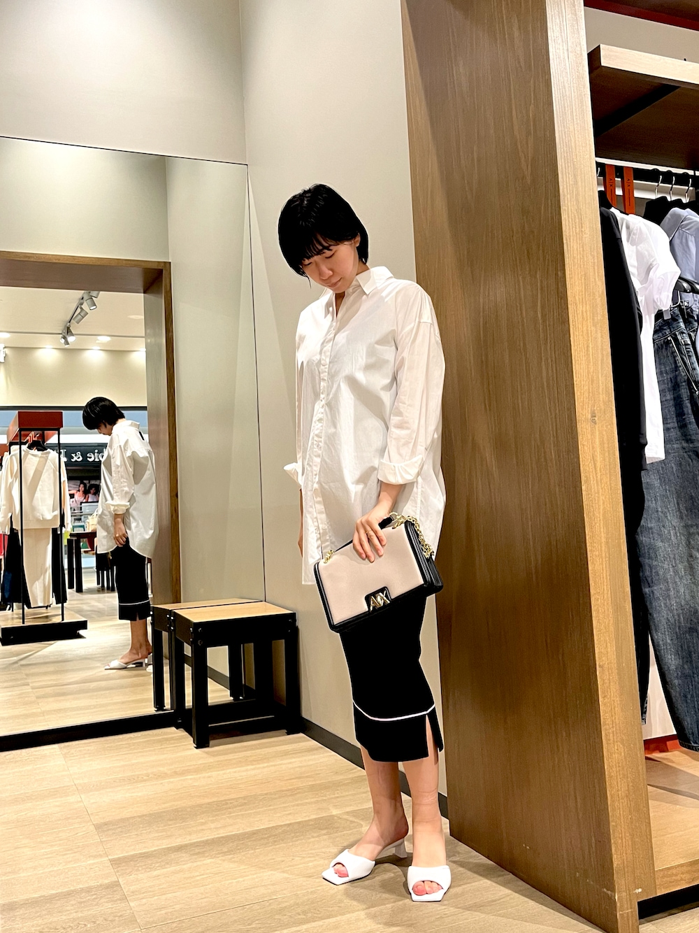 「きれいめカジュアル、アルマーニエクスチェンジ、armaniexchange、ARMANIEXCHANGE、AXchange、AXchanger、休日スタイル、シャツスタイル、オーバーサイズ、ショルダーバッグ、タイトスカート、ミュール、ラクチンコーデ」｜「ARMANI EXCHANGEの【A|X アルマーニ エクスチェンジ】AXロゴ　チェーンミニショルダーバック（フェイクレザー）（ショルダーバッグ、ホワイト系）」を使った、TANAYURIさん（レディース・166cm）の夏コーディネートの1枚目の写真