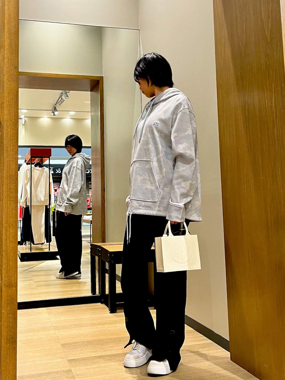 「アルマーニエクスチェンジ、AXchanger、AXchange、armaniexchange、ARMANIEXCHANGE、カジュアル、メンズアイテム、ミニバッグ、ラクチンコーデ」｜「ARMANI EXCHANGEの【A|X アルマーニ エクスチェンジ】ボタンヘム　ロゴスウェットジョガーパンツ（スウェットパンツ、ブラック系）」を使った、TANAYURIさん（レディース・166cm）の夏コーディネートの1枚目の写真