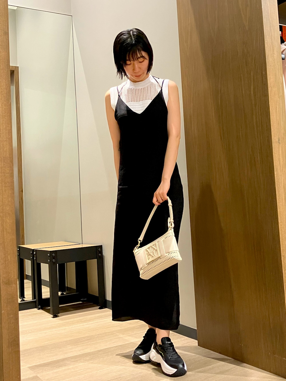 「キャミワンピ、AXchange、AXchanger、アルマーニエクスチェンジ、armaniexchange、ARMANIEXCHANGE、サマーニット、きれいめカジュアル、モノトーンコーデ、大人カジュアル」｜「ARMANI EXCHANGEの【A|X アルマーニ エクスチェンジ】ボリュームソールスニーカー（スニーカー、ブラック系）」を使った、TANAYURIさん（レディース・166cm）の夏コーディネートの1枚目の写真