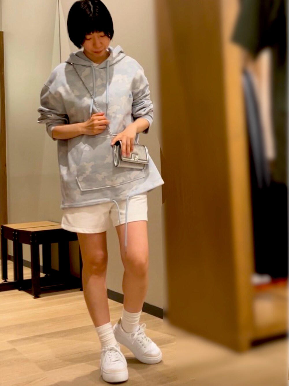 「アルマーニエクスチェンジ、armaniexchange、AXchange、AXchanger、ARMANIEXCHANGE、カジュアル、マタニティ、ショートパンツ、ウォレットチェーン」｜「ARMANI EXCHANGEの【A|X アルマーニ エクスチェンジ】レースアップスニーカー（スニーカー、ホワイト系）」を使った、TANAYURIさん（レディース・166cm）の夏コーディネートの1枚目の写真