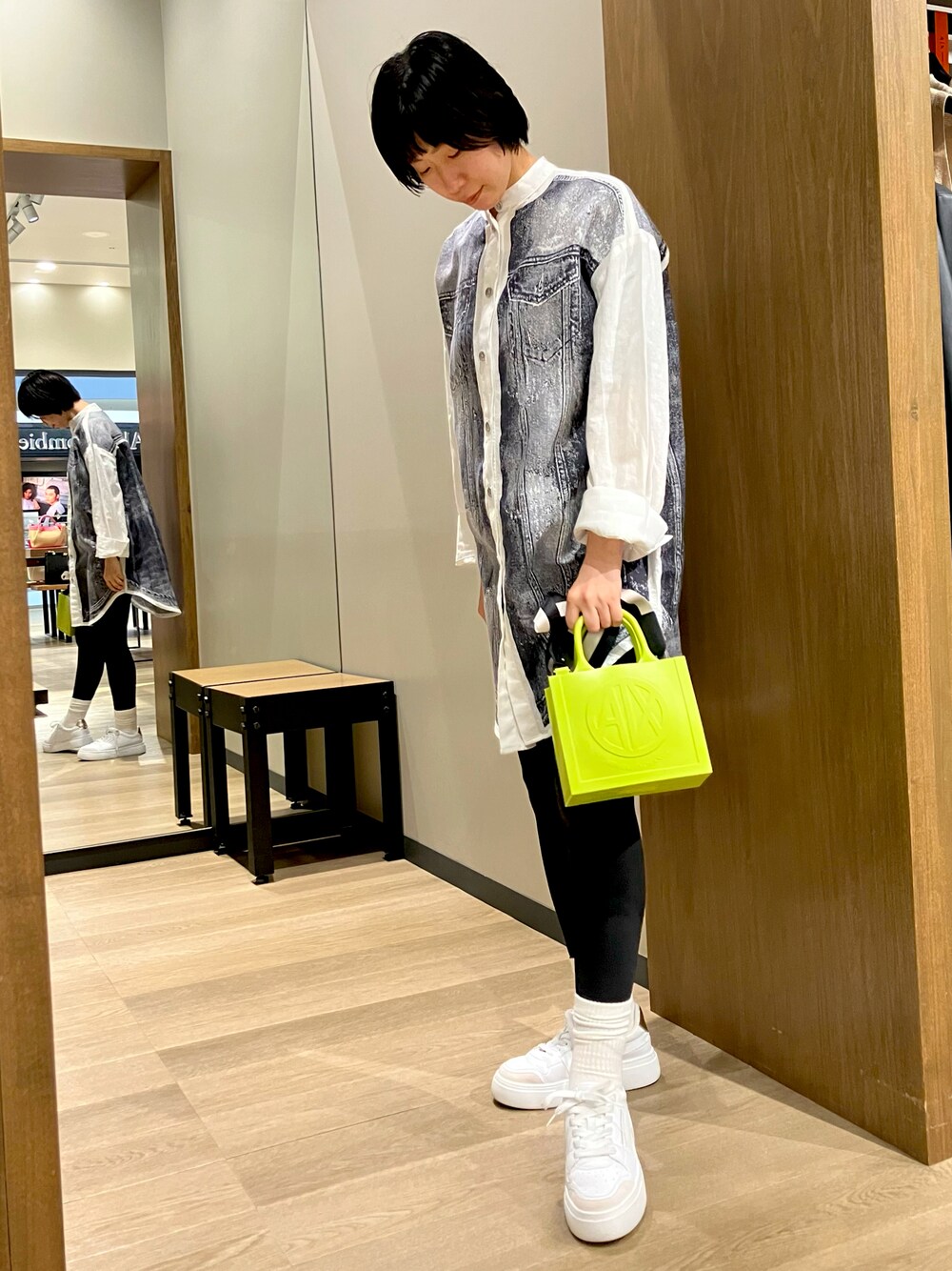 「armaniexchange、ARMANIEXCHANGE、アルマーニエクスチェンジ、AXchanger、AXchange、楽チンコーデ、差し色コーデ、モノトーンコーデ、シンプル、ミニバッグ」｜「ARMANI EXCHANGEの【A|X アルマーニ エクスチェンジ】デニムプリントシャツ（シャツ/ブラウス、その他）」を使った、TANAYURIさん（レディース・166cm）の夏コーディネートの1枚目の写真