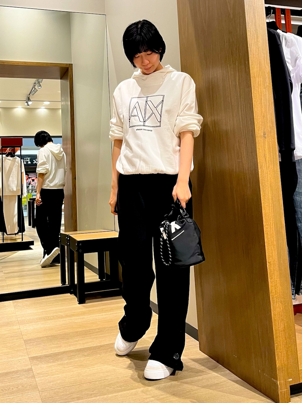 「アルマーニエクスチェンジ、armaniexchange、ARMANIEXCHANGE、AXchange、AXchanger、カジュアル、スウェットパンツ、ワイドパンツ、パーカー、ラクチンコーデ、モノトーン」｜「ARMANI EXCHANGEの【A|X アルマーニ エクスチェンジ】ボタンヘム　ロゴスウェットジョガーパンツ（スウェットパンツ、ブラック系）」を使った、TANAYURIさん（レディース・166cm）の夏コーディネートの1枚目の写真
