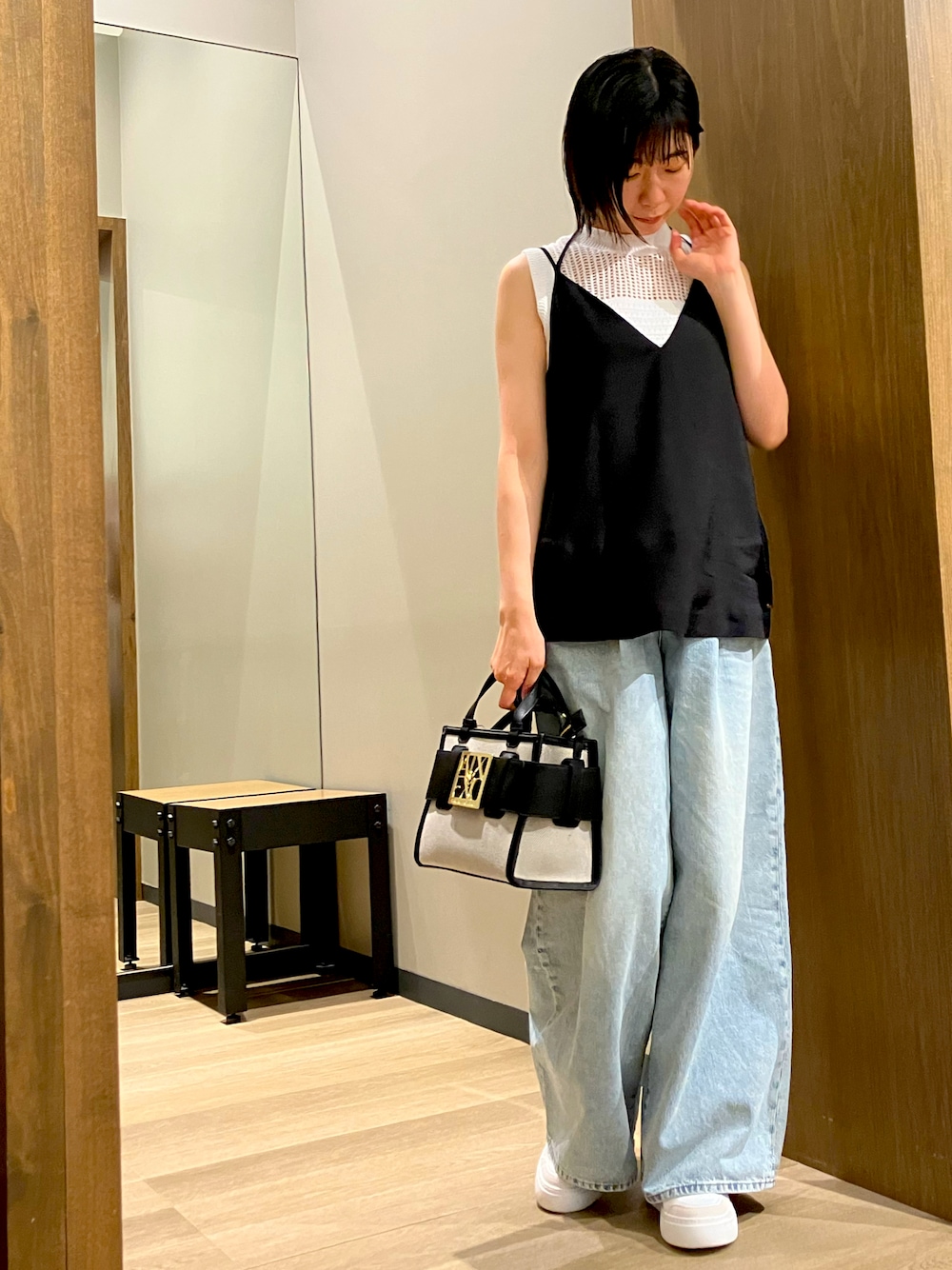 「アルマーニエクスチェンジ、AXchange、AXchanger、armaniexchange、ARMANIEXCHANGE、キャミソール、ワイドデニム、休日スタイル、大人カジュアル、スニーカーコーデ、キャンバスバッグ、サマーニット」｜「ARMANI EXCHANGEの【A|X アルマーニ エクスチェンジ】ビスコースサテン キャミソール（キャミソール、ブラック系）」を使った、TANAYURIさん（レディース・166cm）の夏コーディネートの1枚目の写真