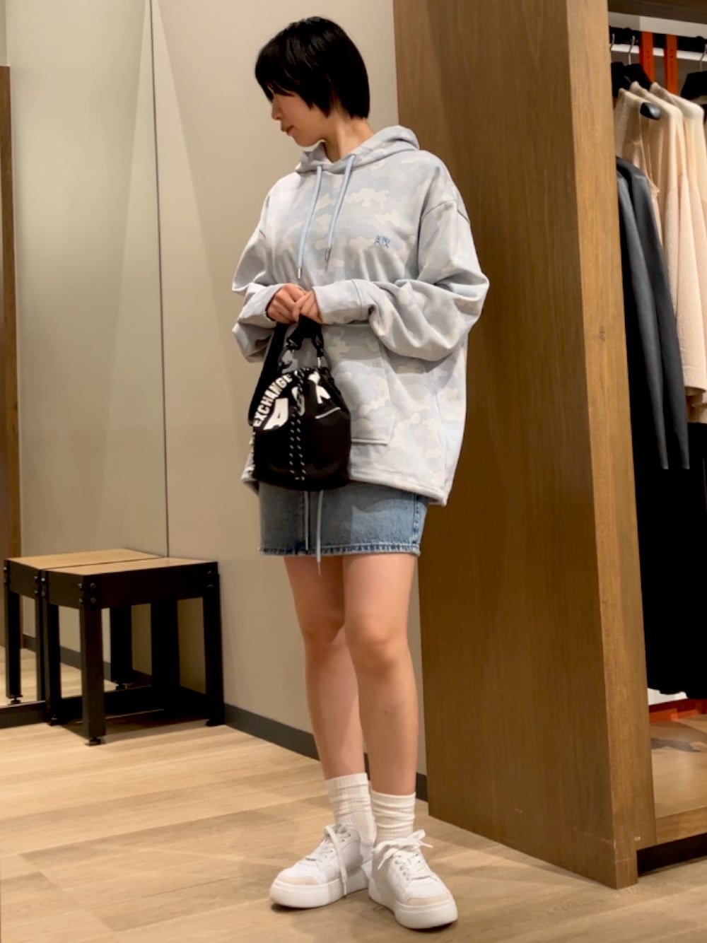 「カモフラ、アルマーニエクスチェンジ、armaniexchange、AXchanger、AXchange、ARMANIEXCHANGE、パーカー、カジュアル、デニムスカート、ミニスカート、スニーカー、メンズファッション、メンズアイテム」｜「ARMANI EXCHANGEの【A|X アルマーニ エクスチェンジ】ビッグロゴ　バケットバッグ（ドラムバッグ、ブラック系）」を使った、TANAYURIさん（レディース・166cm）の夏コーディネートの1枚目の写真