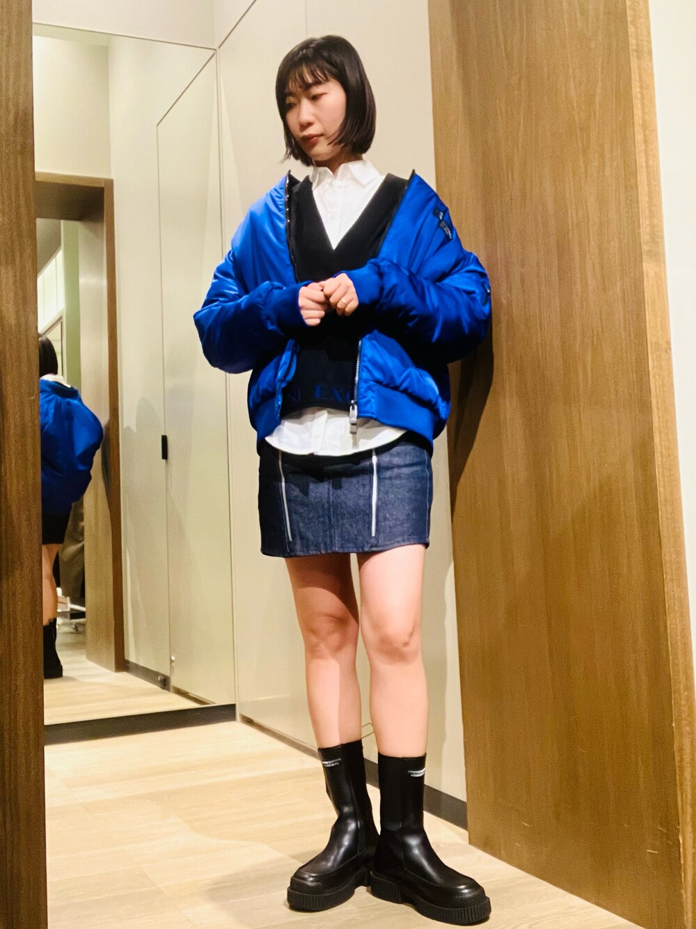 「秋冬コーデ、カラー×コーデ、アルマーニエクスチェンジ、armaniexchange、AXchanger、AXchange、レイヤードスタイル、MA-1、メンズアイテム」｜「ARMANI EXCHANGEの【A|X アルマーニ エクスチェンジ】ジップデザイン　デニムスカート（デニムスカート、ブルー系）」を使った、TANAYURIさん（レディース・166cm）の秋コーディネートの1枚目の写真
