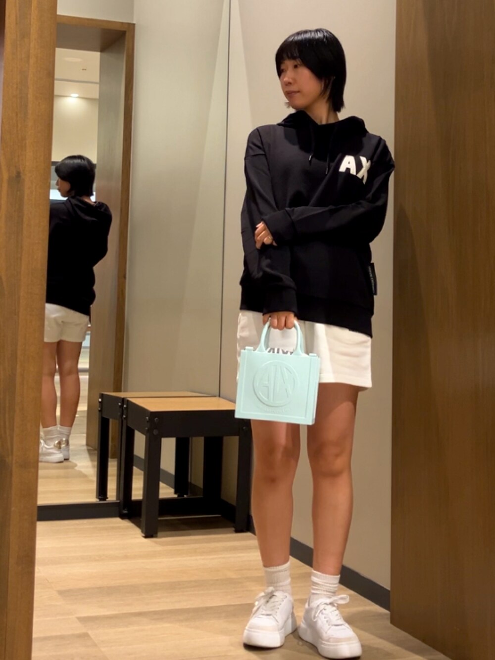 「スウェット、AXchange、AXchanger、アルマーニエクスチェンジ、armaniexchange、ARMANIEXCHANGE、マタニティ、ラクチンコーデ、モノトーン、オーバーサイズ」｜「ARMANI EXCHANGEの【A|X アルマーニ エクスチェンジ】レースアップスニーカー（スニーカー、ホワイト系）」を使った、TANAYURIさん（レディース・166cm）の夏コーディネートの1枚目の写真