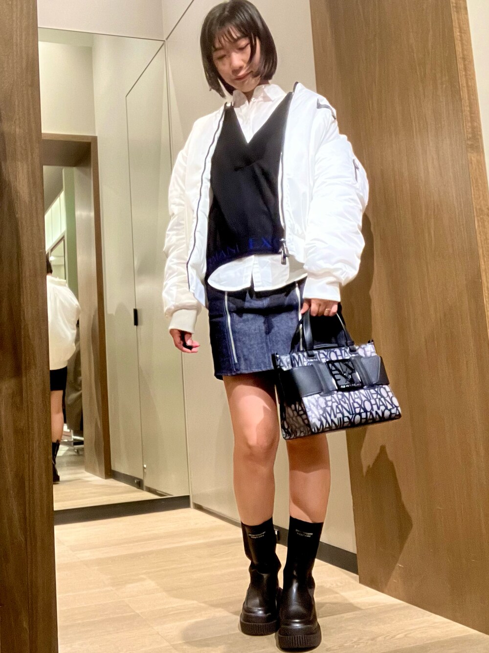 「アルマーニエクスチェンジ、armaniexchange、AXchange、AXchanger、ブーツスタイル、レイヤードスタイル、MA-1、休日スタイル、ハンドバッグ、モノグラム」｜「ARMANI EXCHANGEの【A|X アルマーニ エクスチェンジ】BOXロゴバックル　ミニハンドバッグ（オールオーバーロゴ）（ハンドバッグ、ブラック系）」を使った、TANAYURIさん（レディース・166cm）の秋コーディネートの1枚目の写真