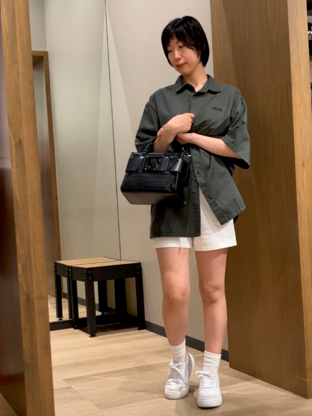 「カジュアル、AXchange、AXchanger、アルマーニエクスチェンジ、armaniexchange、ARMANIEXCHANGE、シャツスタイル、メンズアイテム、ラフ、ショートパンツ、秋カラー」｜「ARMANI EXCHANGEの【A|X アルマーニ エクスチェンジ】BOXロゴバックル　メッシュミニハンドバッグ（ハンドバッグ、ブラック系）」を使った、TANAYURIさん（レディース・166cm）の夏コーディネートの1枚目の写真