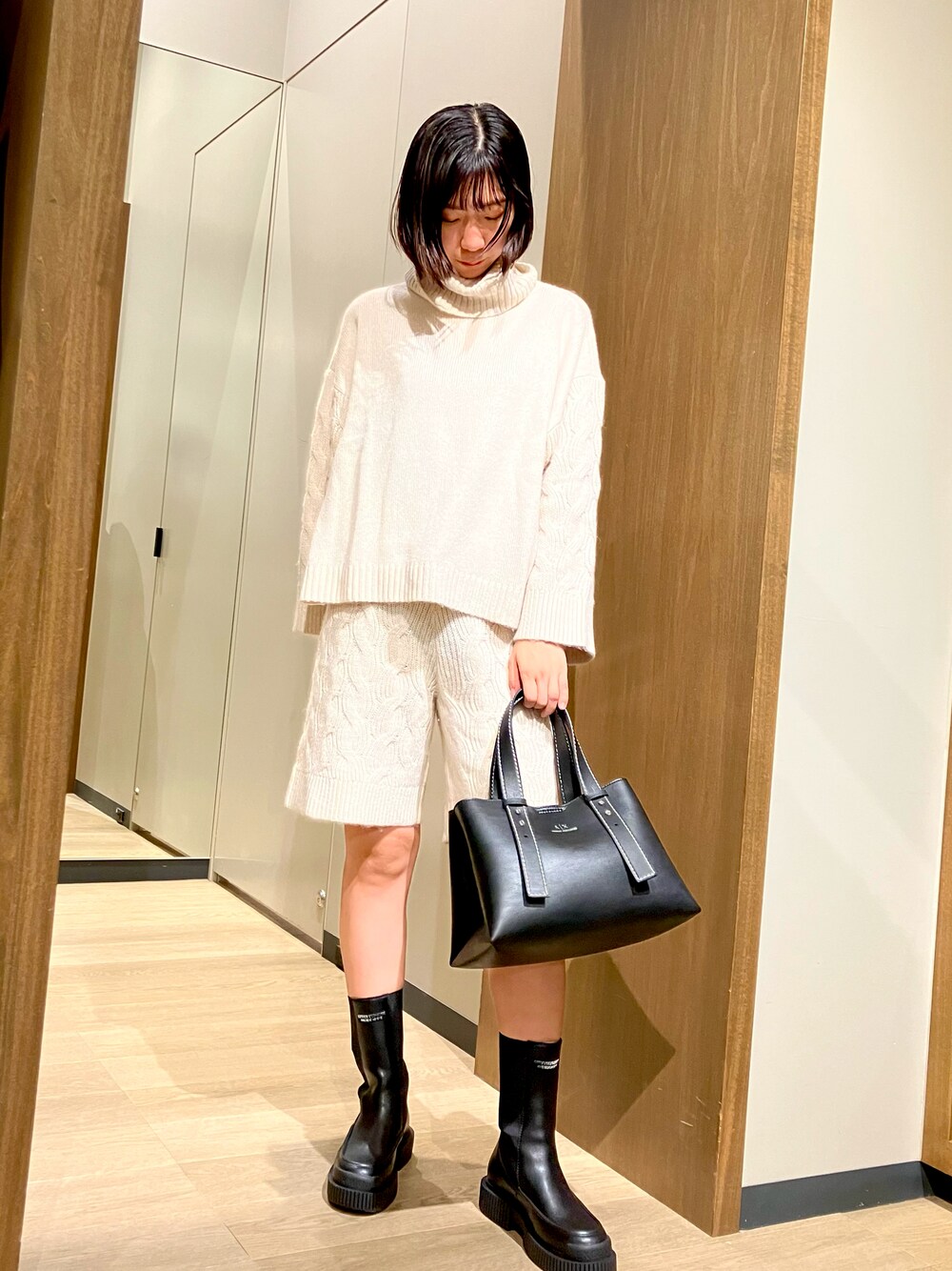 「アルマーニエクスチェンジ、armaniexchange、ARMANIEXCHANGE、AXchanger、AXchange、ニット、セットアップ、ケーブルニット、ホワイトコーデ、秋コーデ、ハンドバッグ」｜「ARMANI EXCHANGEの【A|X アルマーニ エクスチェンジ】A|Xロゴ　ボックストートバッグ（トートバッグ、ブラック系）」を使った、TANAYURIさん（レディース・166cm）の秋コーディネートの1枚目の写真