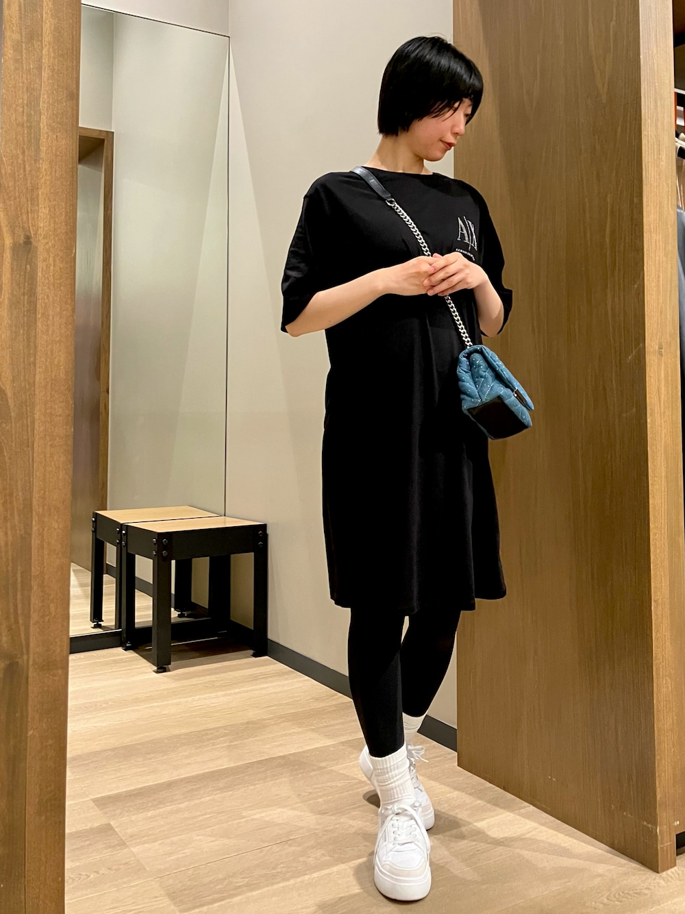「アルマーニエクスチェンジ、armaniexchange、ARMANIEXCHANGE、AXchange、AXchanger、マタニティ、ゆるコーデ、ワンピース、Tシャツワンピ、チェーンバッグ」｜「ARMANI EXCHANGEの【A|X アルマーニ エクスチェンジ】レースアップスニーカー（スニーカー、ホワイト系）」を使った、TANAYURIさん（レディース・166cm）の夏コーディネートの1枚目の写真